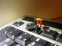 Bauarbeiter reparieren Tastatur